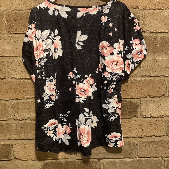 Crisscross floral tee - Picture 3 of 3